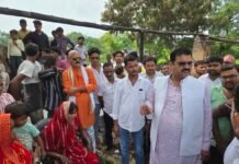 मिश्रौलिया गांव में हुई आगजनी में पीड़ित के घर पहुंचे विधायक अंकुर तिवारी, दी आर्थिक सहायता