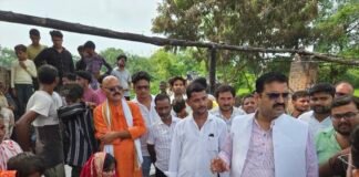 मिश्रौलिया गांव में हुई आगजनी में पीड़ित के घर पहुंचे विधायक अंकुर तिवारी, दी आर्थिक सहायता