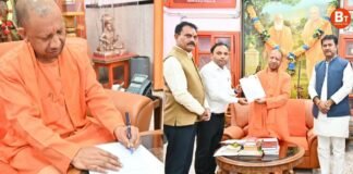 UP: मुख्यमंत्री योगी आदित्यनाथ ने भरा मतदाता सूची फॉर्म, इस बूथ पर करते हैं मतदान