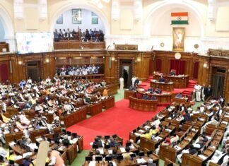 सदन में बीजेपी MLC विजय बहादुर पाठक ने उठाया जिला निगरानी समितियों की अनियमित बैठकों का मुद्दा, सरकार ने दिया आश्वासन