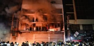 Bangladesh Violence: बांग्लादेश में फिर भड़की हिंसा, हिंदू युवक को पेड़ से लटकाकर जलाया