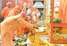 UP: मकर संक्रांति पर गोरखपुर पहुंचे सीएम योगी, बाबा गोरखनाथ को अर्पित की पवित्र खिचड़ी