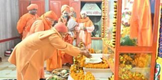 UP: मकर संक्रांति पर गोरखपुर पहुंचे सीएम योगी, बाबा गोरखनाथ को अर्पित की पवित्र खिचड़ी