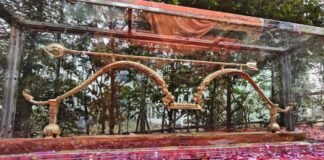 अयोध्या: 286 किलो वजनी पंचधातु कोदंड पहुंचा, रामलला को समर्पित, लाखों की कीमत वाला भव्य धनुष आज प्राण प्रतिष्ठा की वर्षगांठ पर अर्पित