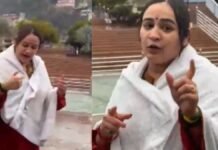 हरिद्वार: गंगा स्नान के दौरान अपर्णा यादव का पत्रकारों पर फूटा गुस्सा, तलाक के सवालों पर बोली – तीनों की फोटो लो , नहाते वक्त मेरी वीडियो बना रहे थे