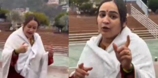 हरिद्वार: गंगा स्नान के दौरान अपर्णा यादव का पत्रकारों पर फूटा गुस्सा, तलाक के सवालों पर बोली – तीनों की फोटो लो , नहाते वक्त मेरी वीडियो बना रहे थे