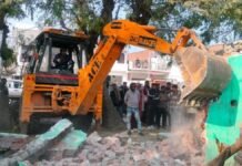 बहराइच मेडिकल कॉलेज के सामने 10 अवैध मजारों पर बुलडोजर कार्रवाई, पुलिस की भारी मौजूदगी में की गई ध्वस्त