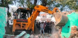 बहराइच मेडिकल कॉलेज के सामने 10 अवैध मजारों पर बुलडोजर कार्रवाई, पुलिस की भारी मौजूदगी में की गई ध्वस्त