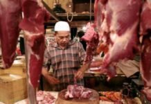 सहजनवा में खुले में मांस बिक्री से जन स्वास्थ्य पर संकट, सड़कों-बाजारों में लटकता मांस नियमों की उड़ रही धज्जियां