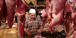 सहजनवा में खुले में मांस बिक्री से जन स्वास्थ्य पर संकट, सड़कों-बाजारों में लटकता मांस नियमों की उड़ रही धज्जियां