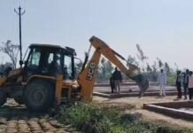 पीलीभीत में अवैध कॉलोनियों पर सिटी मजिस्ट्रेट की सख्त कार्रवाई: ट्रैक्टर-लोडर से ध्वस्त की गईं अवैध संरचनाएं