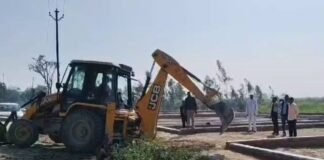 पीलीभीत में अवैध कॉलोनियों पर सिटी मजिस्ट्रेट की सख्त कार्रवाई: ट्रैक्टर-लोडर से ध्वस्त की गईं अवैध संरचनाएं