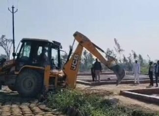 पीलीभीत में अवैध कॉलोनियों पर सिटी मजिस्ट्रेट की सख्त कार्रवाई: ट्रैक्टर-लोडर से ध्वस्त की गईं अवैध संरचनाएं