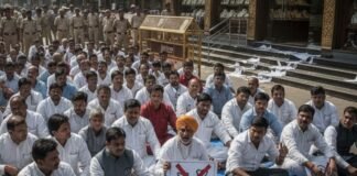 संभल: जीएसटी छापेमारी के विरोध में सर्राफा व्यापारियों का धरना