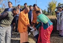 मुख्यमंत्री योगी का बच्चों के बीच उमड़ा बालप्रेम,सीएम उत्तराखंड के अपने पैतृक गांव पंचूर पहुंचे