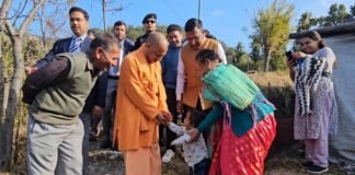 मुख्यमंत्री योगी का बच्चों के बीच उमड़ा बालप्रेम,सीएम उत्तराखंड के अपने पैतृक गांव पंचूर पहुंचे