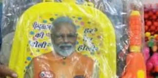 मोदी-योगी छाप वाली पिचकारी की धूम, जानें लखनऊ में सस्ते में बढ़िया होली का सामान कहां मिल रहा