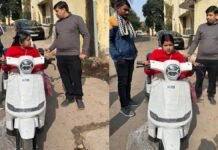 लखनऊ: दिव्यांग महिला को मिला प्रशासन का सहारा, खुशबू को CSR के माध्यम से मिली ई-स्कूटी