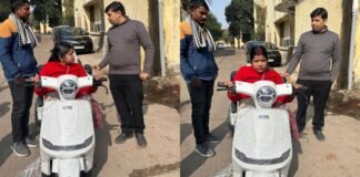 लखनऊ: दिव्यांग महिला को मिला प्रशासन का सहारा, खुशबू को CSR के माध्यम से मिली ई-स्कूटी