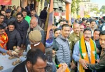 लखनऊ: BJP महानगर अध्यक्ष आनंद द्विवेदी के जन्मदिन पर हजरतगंज में भंडारे का आयोजन