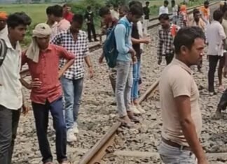 मुरादाबाद: मां से डांट लगने पर नाराज छात्रा ने ट्रेन से कटकर दे दी जान, बिलखता भाई बोला-बहन पढ़ाई में होनहार थी