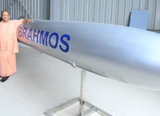 सीएम योगी ने बदली सोशल मीडिया कवर फोटो, ब्रह्मोस मिसाइल के साथ दिखे, X और फेसबुक पर नया लुक