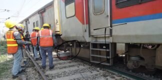 बनारस स्टेशन पर शिवगंगा एक्सप्रेस की दो बोगियां बेपटरी, शंटिंग के दौरान हुआ हादसा, डीआरएम मौके पर पहुंचे