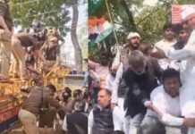 UP: लखनऊ में कांग्रेस कार्यालय के बाहर भारी हंगामा, विधानसभा घेराव के दौरान पुलिस से झड़प, बैरिकेडिंग पर चढ़े कार्यकर्ता