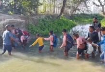 रायबरेली के सिंघापुर भटौली गांव में टूटा पुल, बच्चों की जान खतरे में, महीनों से लटका है पुल