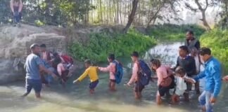 रायबरेली के सिंघापुर भटौली गांव में टूटा पुल, बच्चों की जान खतरे में, महीनों से लटका है पुल