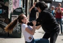 गाजियाबाद के इंदिरापुरम में सड़क पर दो युवतियों की आपसी मारपीट: कहासुनी से शुरू हुआ विवाद, बीच सड़क पर हाथापाई