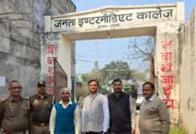 गोंडा में बोर्ड परीक्षा के पहले दिन ही मुन्नाभाई पकड़ा गया,छात्र सुधीर की जगह हिंदी का पेपर देने आए मनीष को सचल दल ने किया काबू, आरोपी गिरफ्तार