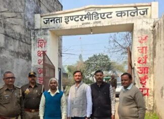 गोंडा में बोर्ड परीक्षा के पहले दिन ही मुन्नाभाई पकड़ा गया,छात्र सुधीर की जगह हिंदी का पेपर देने आए मनीष को सचल दल ने किया काबू, आरोपी गिरफ्तार