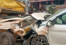 गोंडा में भयानक सड़क हादसा: मुर्गा लदी पिकअप और अर्टिगा कार की आमने-सामने भिड़ंत