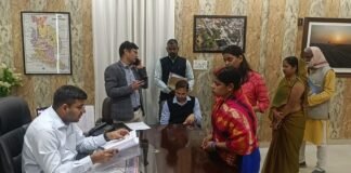 गोरखपुर में जनता दर्शन को मिली नई सख्ती: जिलाधिकारी दीपक मीणा और एसएसपी डॉ. कौस्तुभ ने सुनी फरियादियों की समस्याएं; मुख्यमंत्री योगी आदित्यनाथ अब ऑनलाइन जुड़कर कर रहे निगरानी