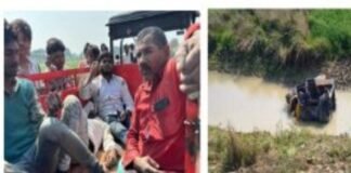 अनियंत्रित टेंपो खाई में गिरी, पांच यात्री गंभीर रूप से घायल