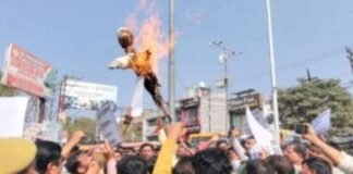 उत्तर प्रदेश: पुलिस के सामने राहुल गांधी का फूंका पुतला, भाजपा युवा मोर्चा का कलेक्ट्रेट पर प्रदर्शन, AI समिट पर जताया विरोध