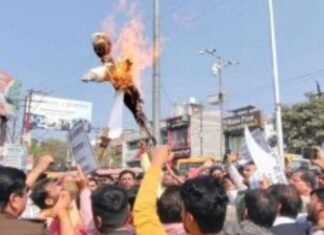 उत्तर प्रदेश: पुलिस के सामने राहुल गांधी का फूंका पुतला, भाजपा युवा मोर्चा का कलेक्ट्रेट पर प्रदर्शन, AI समिट पर जताया विरोध