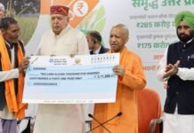 UP: PM फसल बीमा योजना के तहत 2.51 लाख किसानों को 285 करोड़ रुपये की क्षतिपूर्ति, CM योगी ने वितरित किए चेक