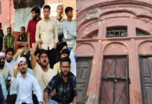 लाल बारादरी मामला: लखनऊ विश्वविद्यालय में जोरदार प्रदर्शन, NSUI-समाजवादी छात्र सभा ने प्रशासनिक भवन का किया घेराव, ABVP कार्यकर्ता भी मौजूद