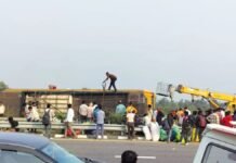 पूर्वांचल एक्सप्रेसवे पर भीषण बस हादसा, 21 यात्री गंभीर रूप से घायल, 5 की मौत