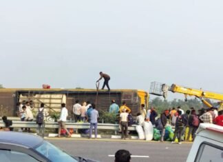 पूर्वांचल एक्सप्रेसवे पर भीषण बस हादसा, 21 यात्री गंभीर रूप से घायल, 5 की मौत