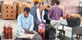 कानपुर देहात में खाद्य विभाग की बड़ी कार्रवाई, मयूर एडिबल, बावर्ची ग्रुप और वैभव एडिबल पर छापेमारी, लाखों लीटर तेल जब्त, सैंपल जांच के लिए भेजे गए