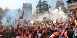 वाराणसी: मसाने की होली के खिलाफ डोम राजा परिवार और काशी विद्वत परिषद ने जताई कड़ी आपत्ति, मणिकर्णिका घाट पर आयोजन रोकने की मांग
