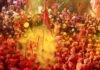 बरसाना में लठामार होली का रंगीन उल्लास, हेलीकॉप्टर से फूलों की वर्षा, लाठ-ढाल के बीच भक्ति और प्रेम का अद्भुत संगम