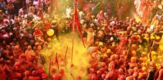 बरसाना में लठामार होली का रंगीन उल्लास, हेलीकॉप्टर से फूलों की वर्षा, लाठ-ढाल के बीच भक्ति और प्रेम का अद्भुत संगम