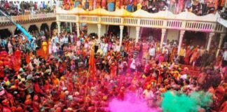 मथुरा-वृंदावन: रंगभरनी एकादशी पर श्रद्धालुओं का सैलाब, बांके बिहारी मंदिर में 36 प्रकार के व्यंजनों का भोग और रंगों की होली