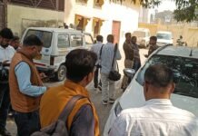 गोरखपुर: पत्रकार अग्निवेश सिंह की मौत पर जिला अस्पताल में उमड़ा जनसैलाब, निष्पक्ष जांच और कार्रवाई की मांग तेज