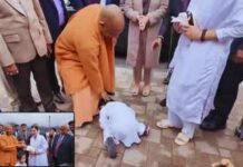 जापान में सीएम योगी का पैर छूकर बच्चे ने किया प्रणाम, बच्चे ने सुनाया संस्कृत का श्लोक