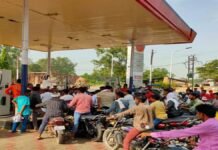 यूपी में पेट्रोल-डीजल की अफवाहों के बीच शनिवार को भीड़ थमी, कहीं-कहीं अभी भी लाइनें, कौशांबी और कानपुर में टैंकर हादसों के बाद लोग डीजल-पेट्रोल भरकर ले गए